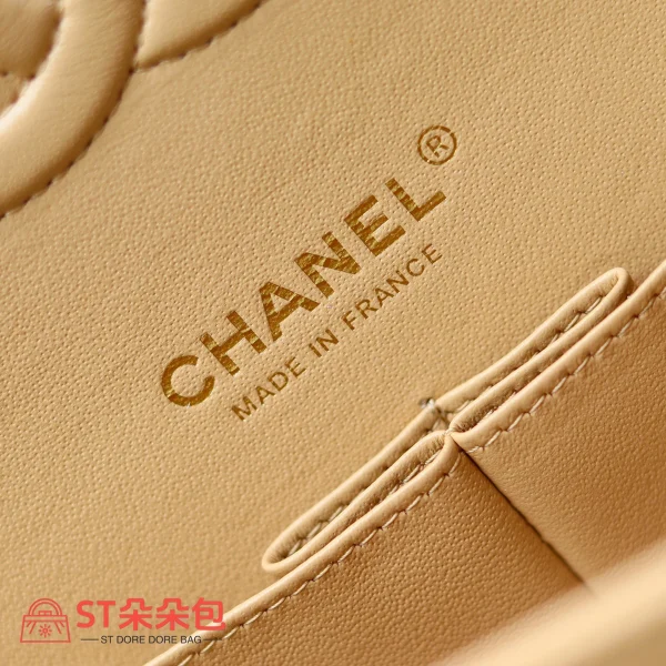 高仿香奈兒/Chanel Classic Flap 中號杏色魚子醬牛皮肩背包：圖片 9