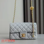 高仿香奈兒/Chanel Classic Flap 經典翻蓋金球小號淺灰單肩斜挎包：圖片 2