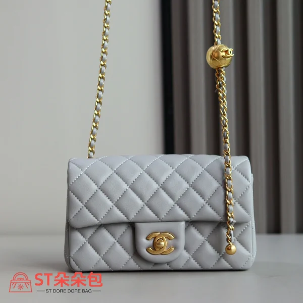 高仿香奈兒/Chanel Classic Flap 經典翻蓋金球小號淺灰單肩斜挎包：圖片 2