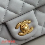 高仿香奈兒/Chanel Classic Flap 經典翻蓋金球小號淺灰單肩斜挎包：圖片 3
