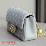 高仿香奈兒/Chanel Classic Flap 經典翻蓋金球小號淺灰單肩斜挎包：圖片 4