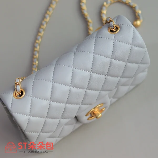 高仿香奈兒/Chanel Classic Flap 經典翻蓋金球小號淺灰單肩斜挎包：圖片 5