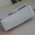 高仿香奈兒/Chanel Classic Flap 經典翻蓋金球小號淺灰單肩斜挎包：圖片 6