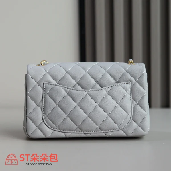 高仿香奈兒/Chanel Classic Flap 經典翻蓋金球小號淺灰單肩斜挎包：圖片 10
