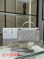 高仿香奈兒/Chanel Vanity Case系列 淺灰色方形菱格紋化妝包：圖片 3