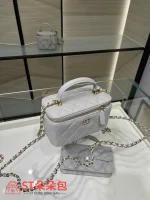 高仿香奈兒/Chanel Vanity Case系列 淺灰色方形菱格紋化妝包：圖片 5