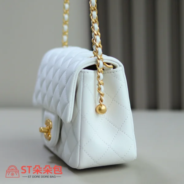 高仿香奈兒/Chanel Classic Flap 迷你白色金屬球單肩包：圖片 4
