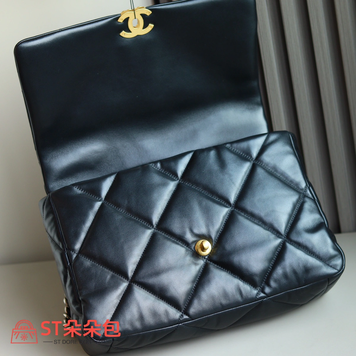 高仿香奈兒/Chanel 19 大號肩背包|黑色歐洲方框山羊皮 7 高仿香奈兒/Chanel 19 大號肩背包|黑色歐洲方框山羊皮