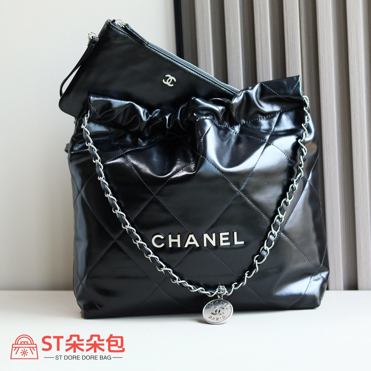 高仿香奈兒/Chanel 2024 Cruise亮面絎縫抽繩黑色垃圾袋 2 高仿香奈兒/Chanel 2024 Cruise亮面絎縫抽繩黑色垃圾袋