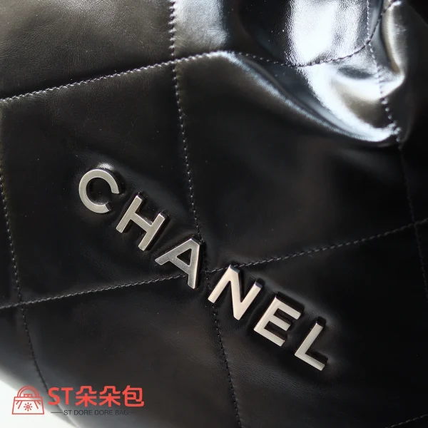 高仿香奈兒/Chanel 2024 Cruise亮面絎縫抽繩黑色垃圾袋：圖片 3