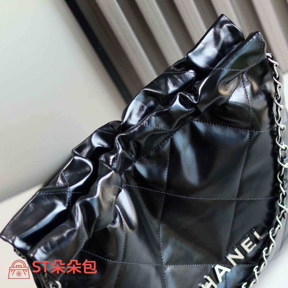高仿香奈兒/Chanel 2024 Cruise亮面絎縫抽繩黑色垃圾袋 6 高仿香奈兒/Chanel 2024 Cruise亮面絎縫抽繩黑色垃圾袋