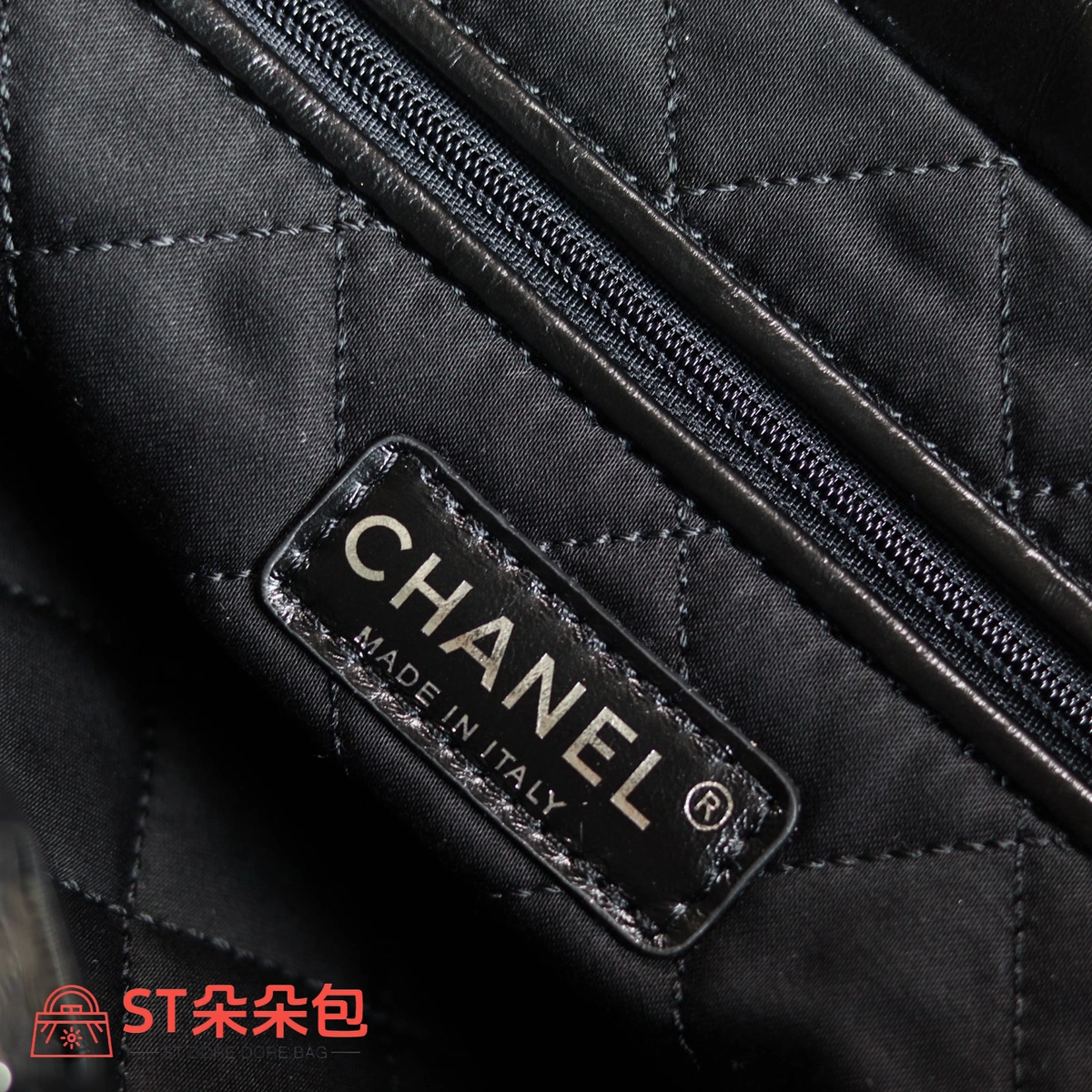 高仿香奈兒/Chanel 2024 Cruise亮面絎縫抽繩黑色垃圾袋 9 高仿香奈兒/Chanel 2024 Cruise亮面絎縫抽繩黑色垃圾袋
