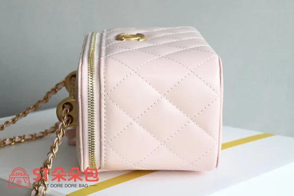 高仿香奈兒/Chanel 25S春夏系列粉色菱形格紋鏈條肩帶化妝包：圖片 5