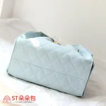 高仿香奈兒/CHANEL 25C Hobo 肩背包｜魚子醬小牛皮天青色：圖片 5