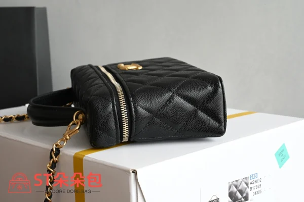 高仿香奈兒/Chanel Vanity Case系列 黑色菱格紋雙C扣鏈條化妝包：圖片 5