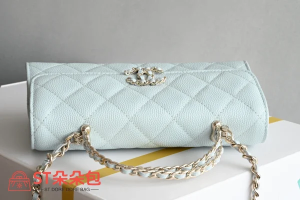 高仿香奈兒/Chanel 經典口蓋包系列帶手柄鏈條翻蓋錢包款淺藍色：圖片 6