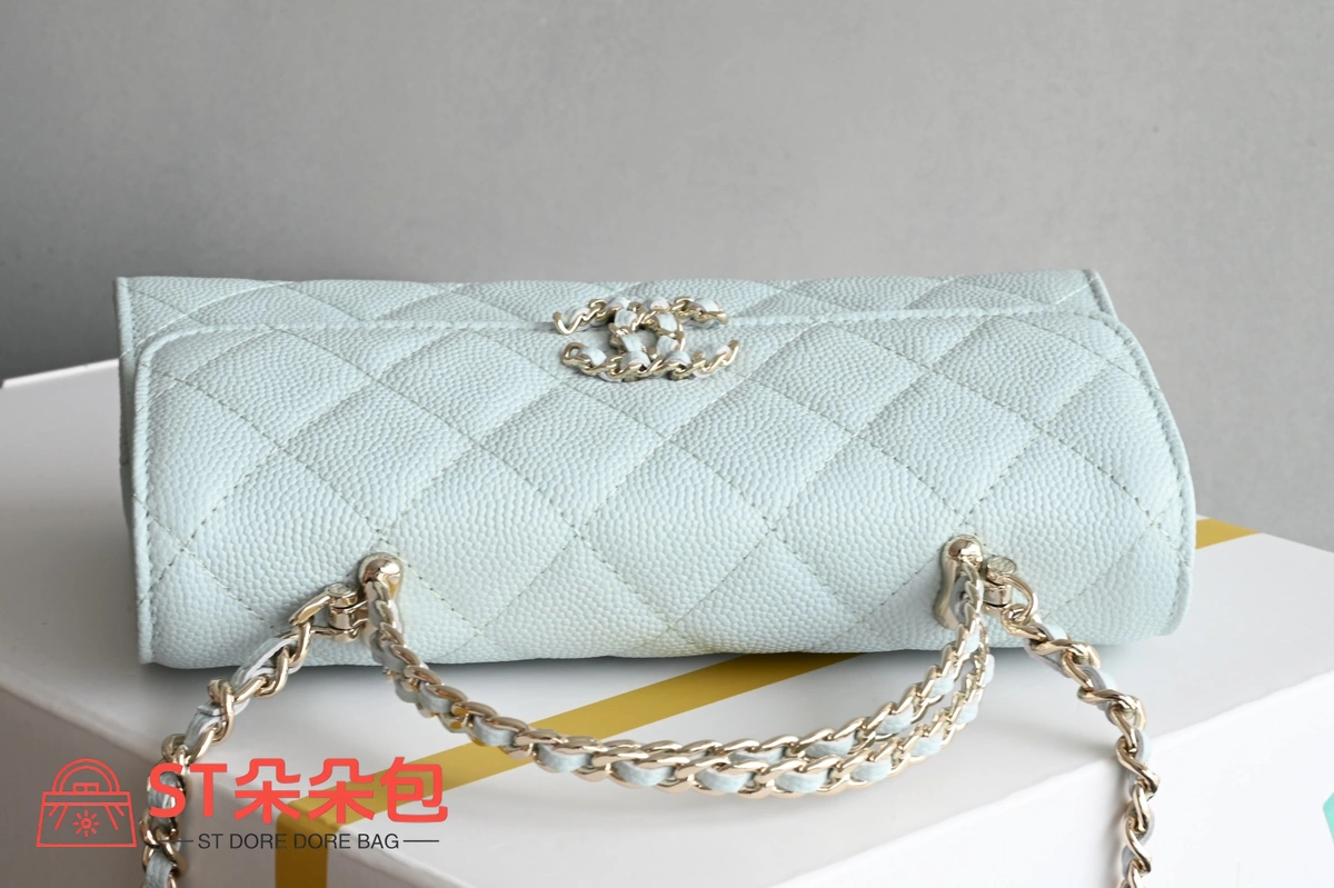 高仿香奈兒/Chanel 經典口蓋包系列帶手柄鏈條翻蓋錢包款淺藍色 6 高仿香奈兒/Chanel 經典口蓋包系列帶手柄鏈條翻蓋錢包款淺藍色