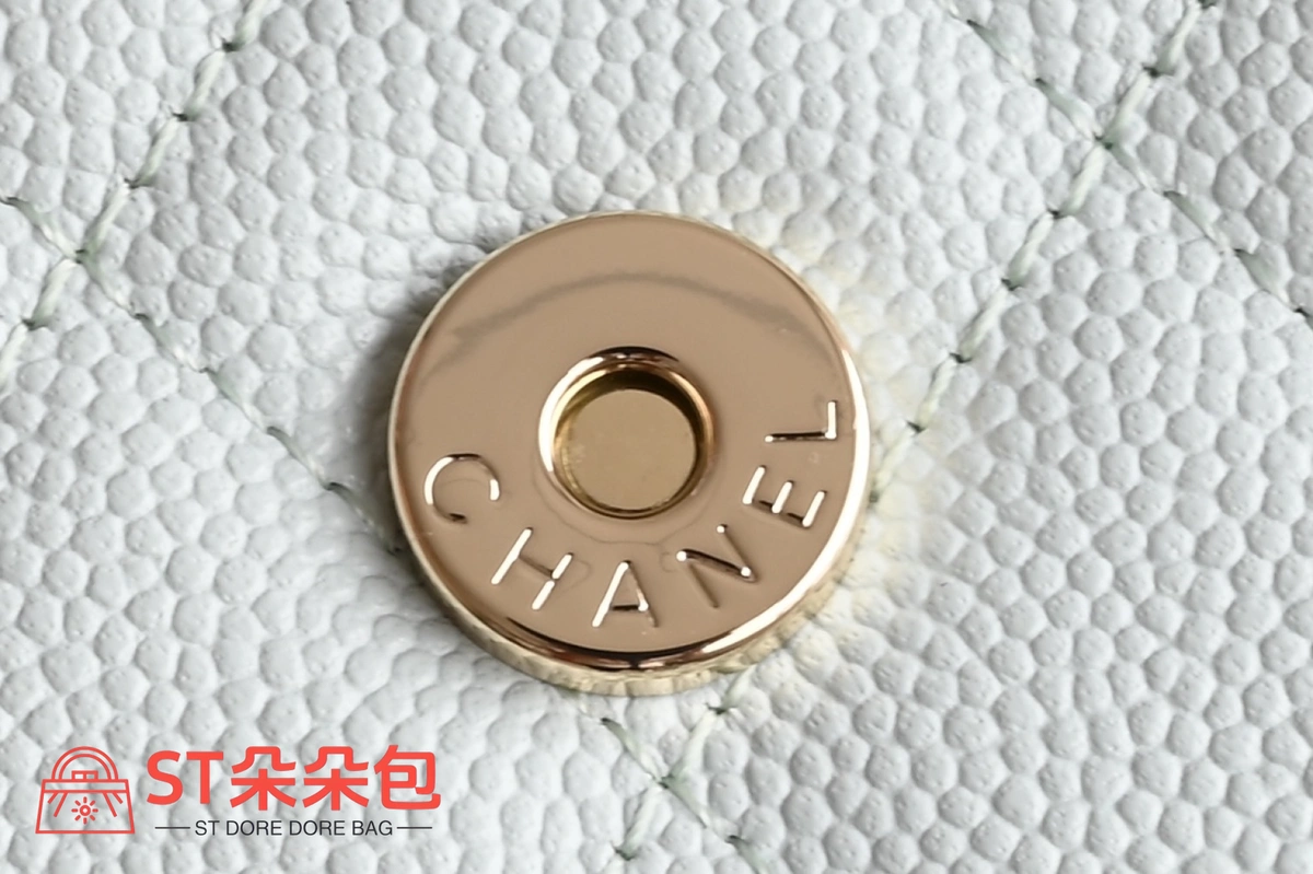 高仿香奈兒/Chanel 經典口蓋包系列帶手柄鏈條翻蓋錢包款淺藍色 8 高仿香奈兒/Chanel 經典口蓋包系列帶手柄鏈條翻蓋錢包款淺藍色