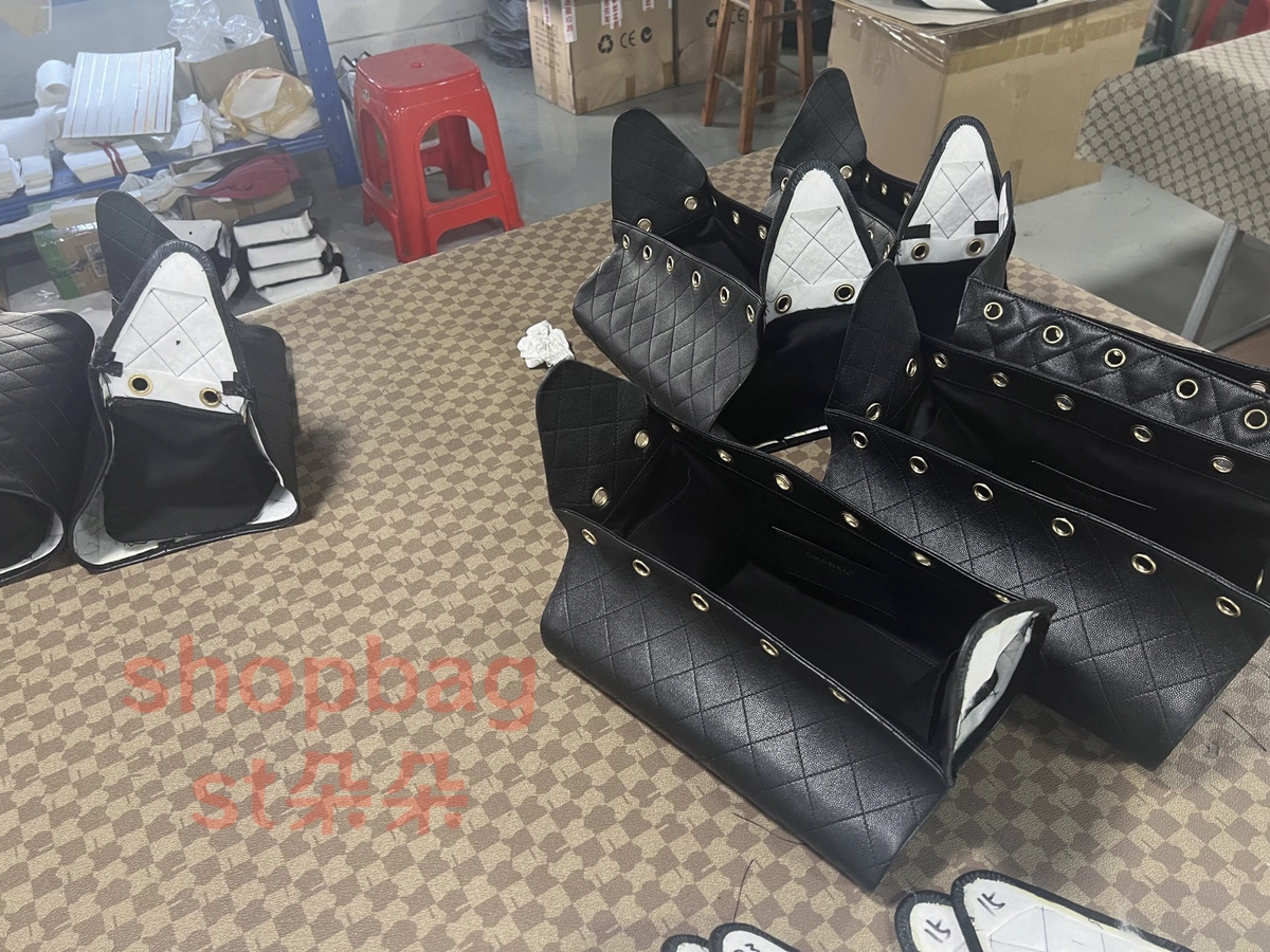 高仿包包|香奈兒 25BAG 嬉皮Hobo小號鑒定版 細節解説 22 25bag生產細節,所有可見不可見全部都是進口資料,無一偷工減料! 這個包能做到行業天花板級品只能靠手工、托料、皮料好! 缺一不可!