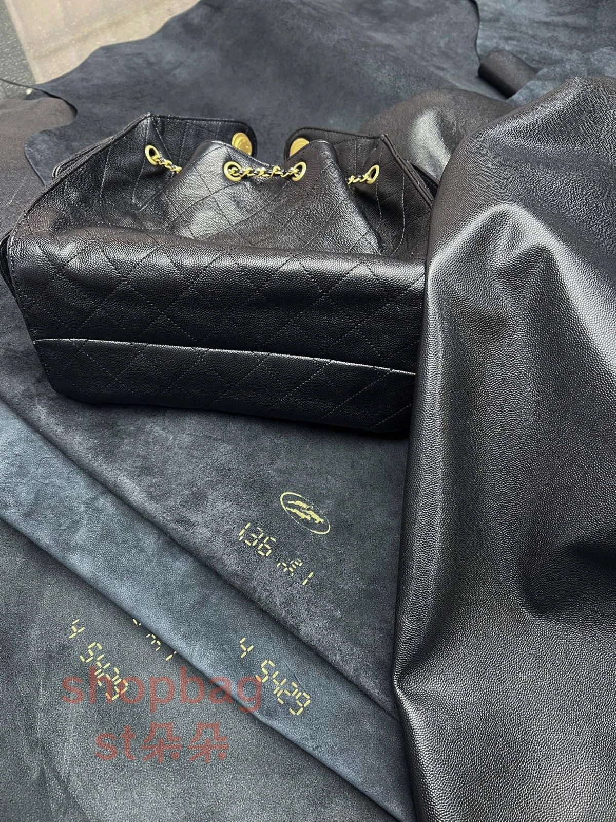 高仿包包|香奈兒 25BAG 嬉皮Hobo小號鑒定版 細節解説 12 沒有對比就沒有傷害! 請用ZP對比!
獨家皮源,無原皮不做貨,不只是喊口號!
行的客戶摸一把就知道——這才是真・行業天花板!