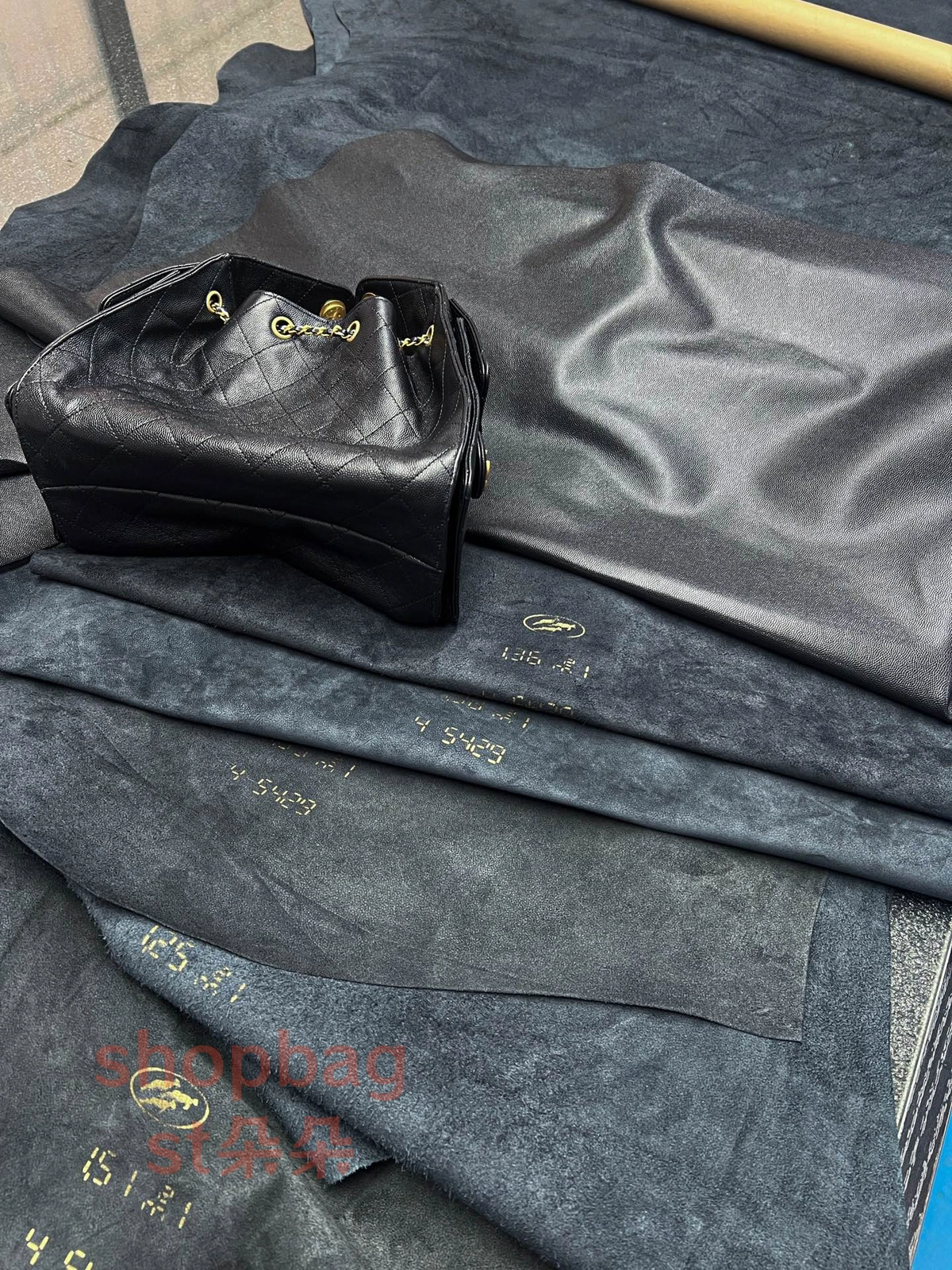 高仿包包|香奈兒 25BAG 嬉皮Hobo小號鑒定版 細節解説 11 沒有對比就沒有傷害! 請用ZP對比!
獨家皮源,無原皮不做貨,不只是喊口號!
行的客戶摸一把就知道——這才是真・行業天花板!