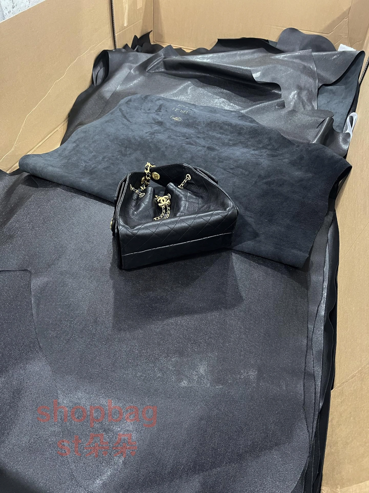 高仿包包|香奈兒 25BAG 嬉皮Hobo小號鑒定版 細節解説 10 沒有對比就沒有傷害! 請用ZP對比!
獨家皮源,無原皮不做貨,不只是喊口號!
行的客戶摸一把就知道——這才是真・行業天花板!
