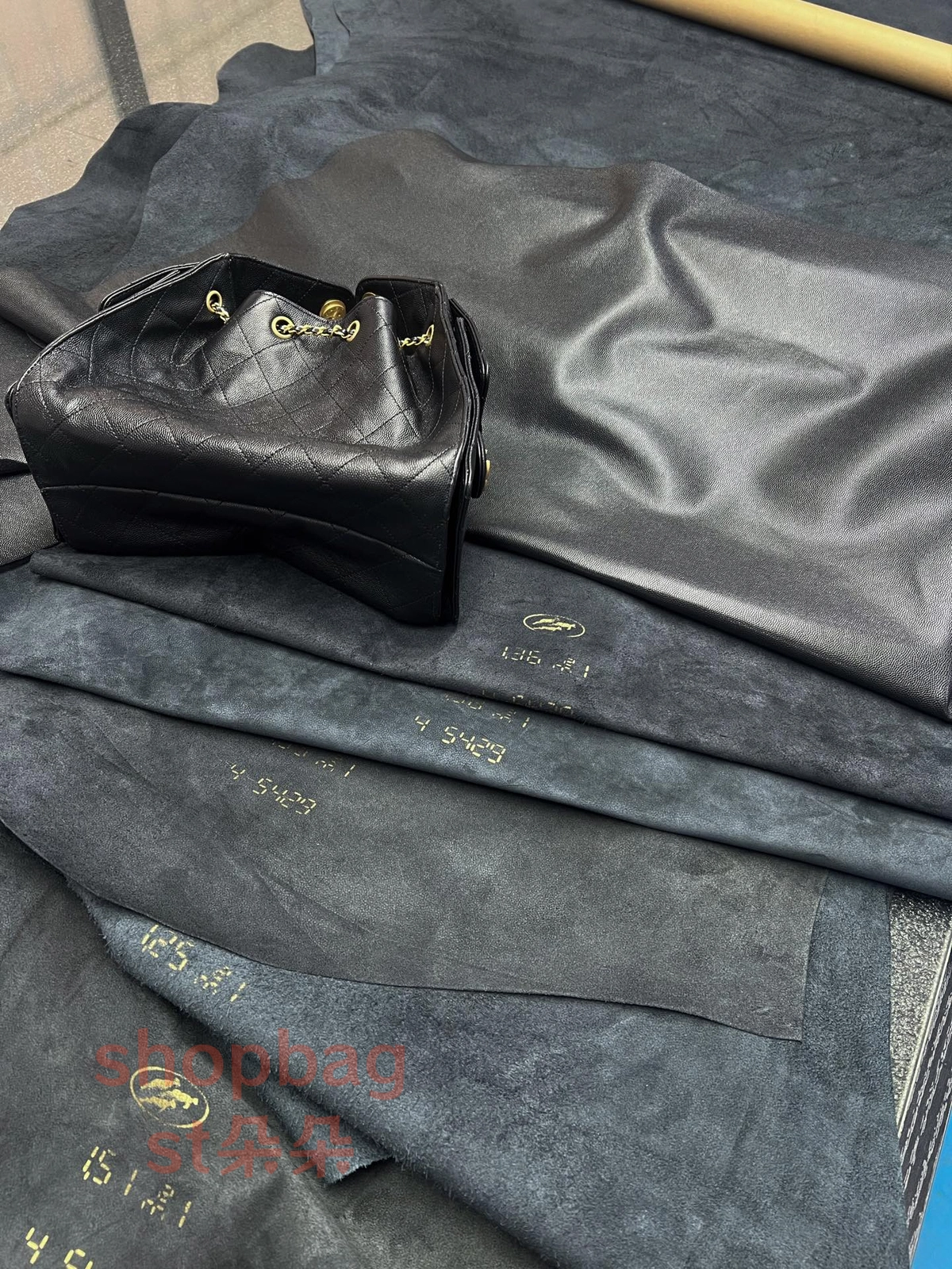 高仿包包|香奈兒 25BAG 嬉皮Hobo小號鑒定版 細節解説 7 沒有對比就沒有傷害! 請用ZP對比!
獨家皮源,無原皮不做貨,不只是喊口號!
行的客戶摸一把就知道——這才是真・行業天花板!