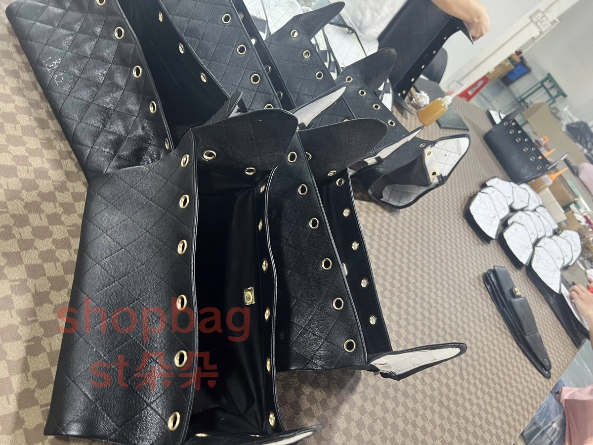 高仿包包|香奈兒 25BAG 嬉皮Hobo小號鑒定版 細節解説 21 25bag生產細節,所有可見不可見全部都是進口資料,無一偷工減料! 這個包能做到行業天花板級品只能靠手工、托料、皮料好! 缺一不可!
