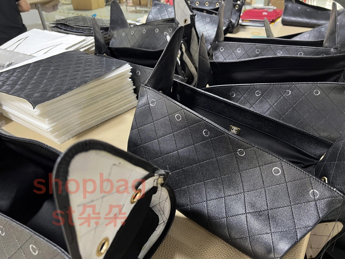 高仿包包|香奈兒 25BAG 嬉皮Hobo小號鑒定版 細節解説 20 25bag生產細節,所有可見不可見全部都是進口資料,無一偷工減料! 這個包能做到行業天花板級品只能靠手工、托料、皮料好! 缺一不可!