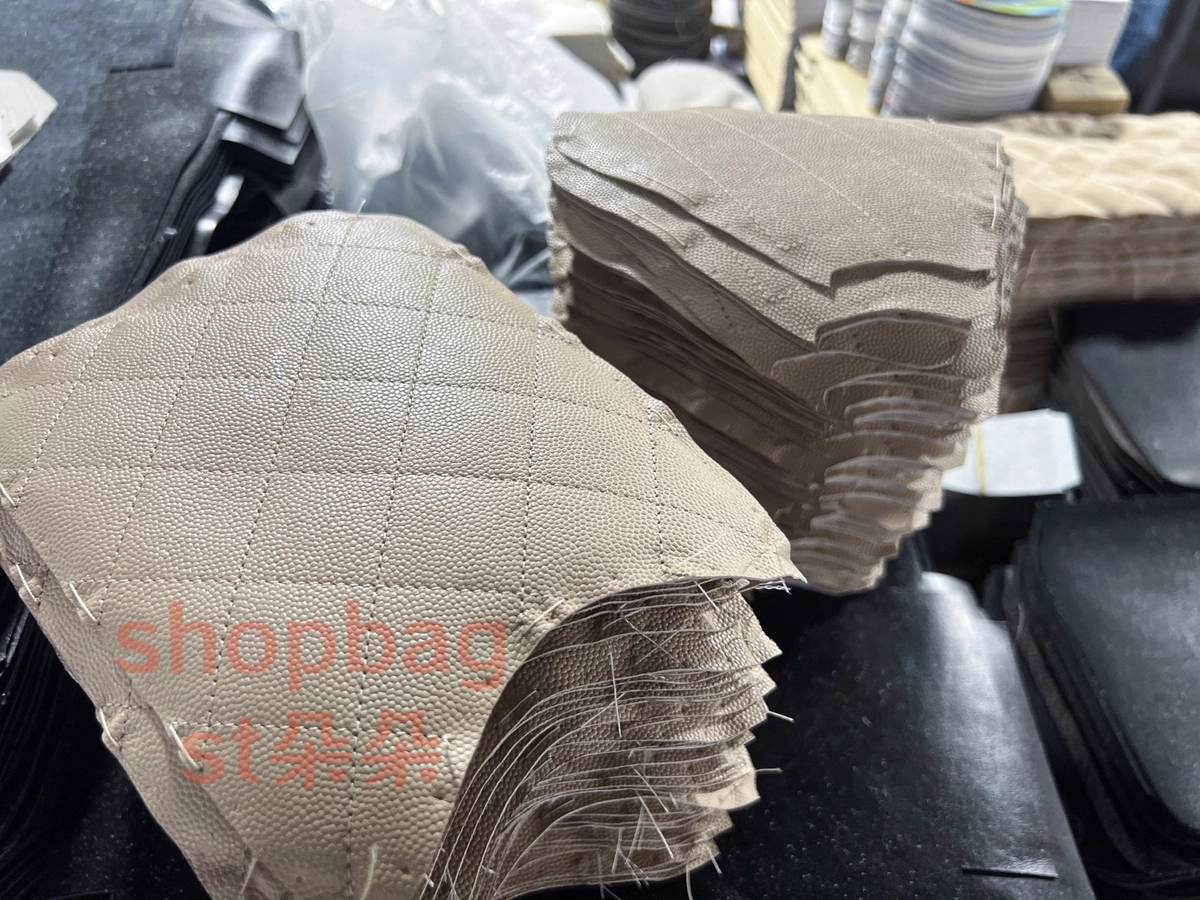高仿包包|香奈兒 25BAG 嬉皮Hobo小號鑒定版 細節解説 16 25bag生產細節,所有可見不可見全部都是進口資料,無一偷工減料! 這個包能做到行業天花板級品只能靠手工、托料、皮料好! 缺一不可!