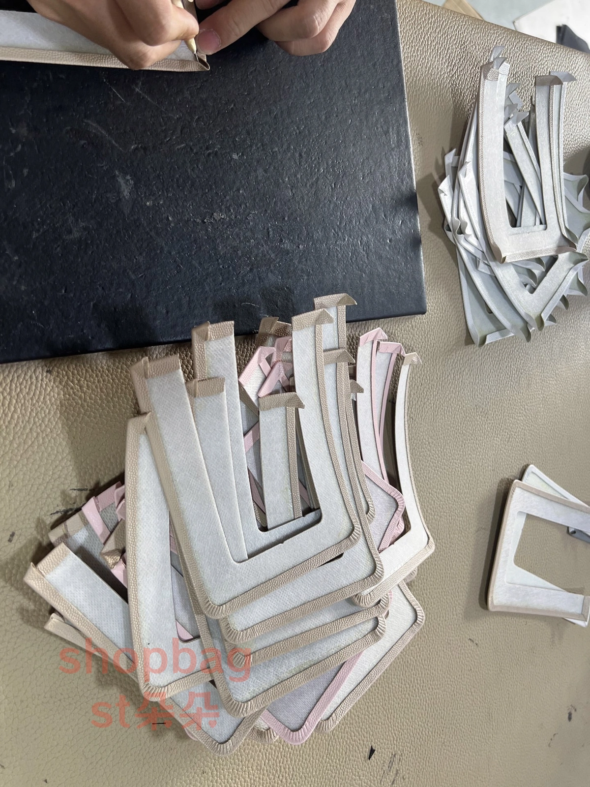 高仿包包|香奈兒 25BAG 嬉皮Hobo小號鑒定版 細節解説 15 25bag生產細節,所有可見不可見全部都是進口資料,無一偷工減料! 這個包能做到行業天花板級品只能靠手工、托料、皮料好! 缺一不可!