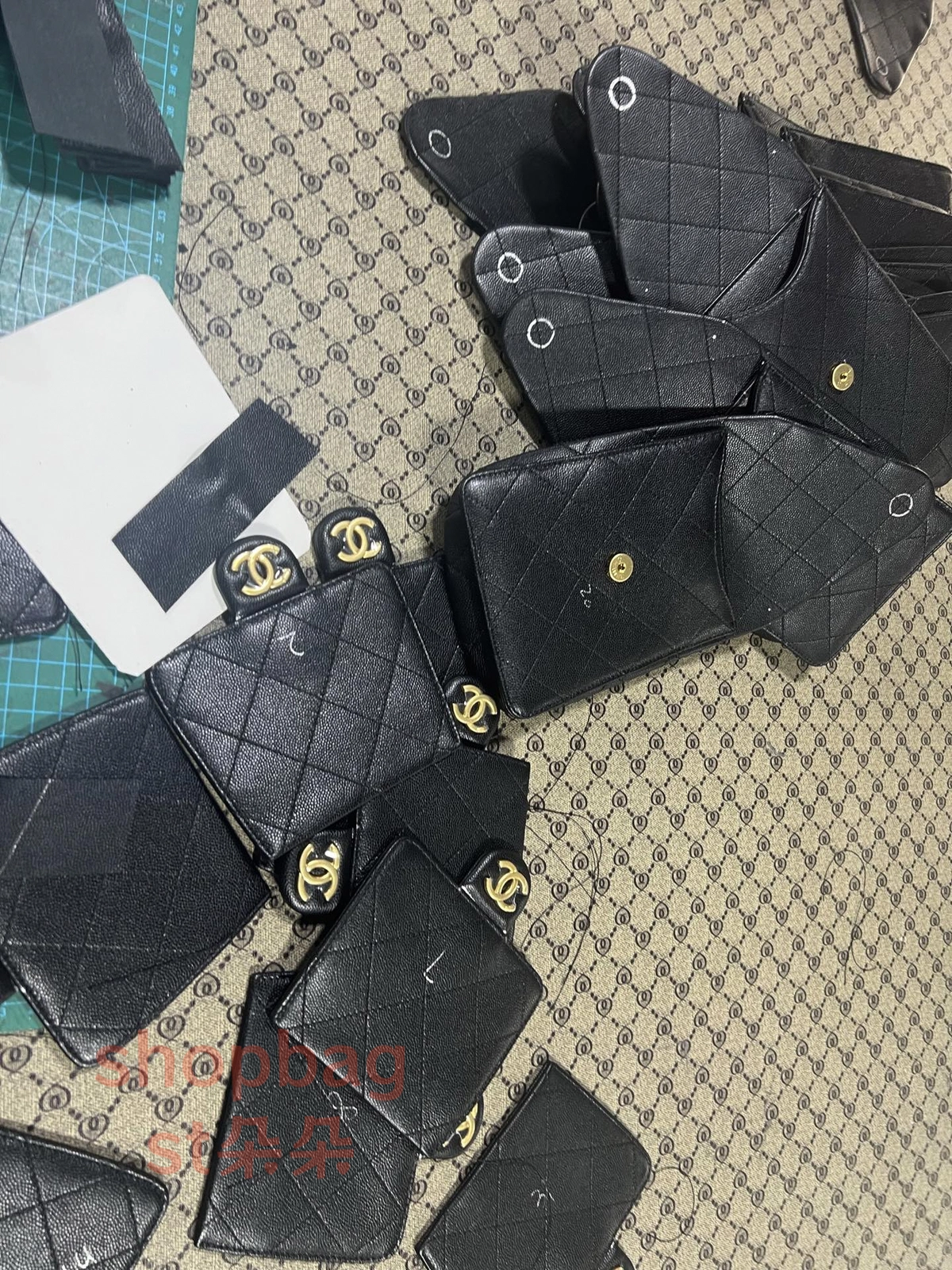 高仿包包|香奈兒 25BAG 嬉皮Hobo小號鑒定版 細節解説 14 25bag生產細節,所有可見不可見全部都是進口資料,無一偷工減料! 這個包能做到行業天花板級品只能靠手工、托料、皮料好! 缺一不可!