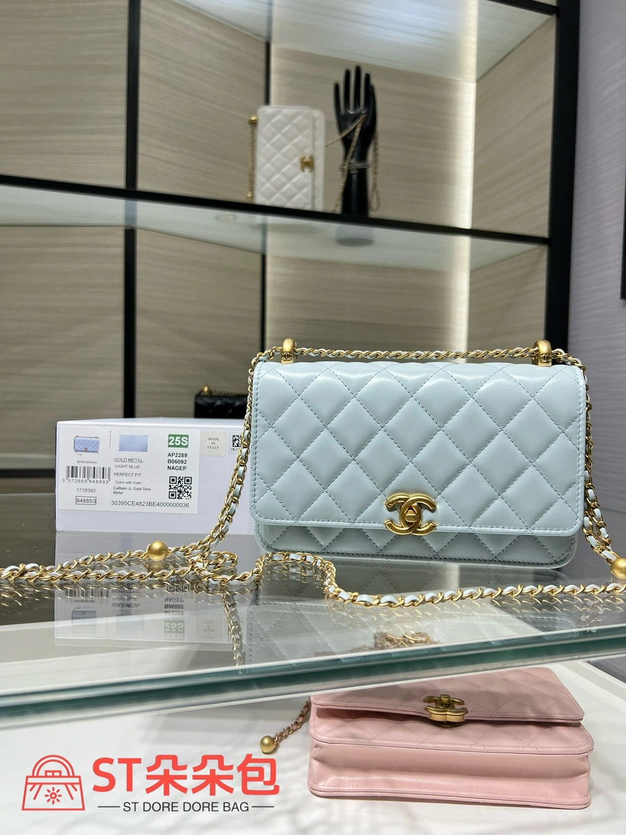 高仿香奈兒/Chanel 19系列翻蓋式菱形格紋鏈條單肩包淡藍色 2 高仿香奈兒/Chanel 19系列翻蓋式菱形格紋鏈條單肩包淡藍色