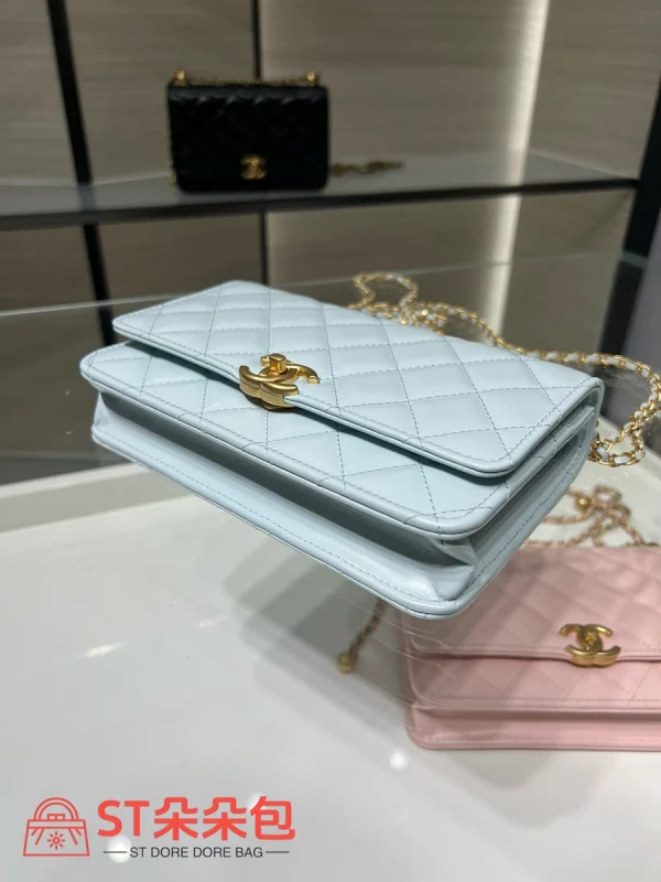 高仿香奈兒/Chanel 19系列翻蓋式菱形格紋鏈條單肩包淡藍色：圖片 5