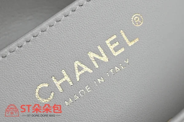 高仿香奈兒/Chanel Classic Flap 菱格紋雙C鎖扣手柄白色單肩包：圖片 9