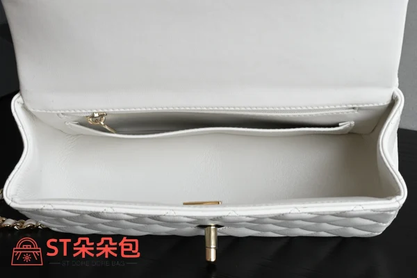 高仿香奈兒/Chanel Classic Flap 菱格紋雙C鎖扣手柄白色單肩包：圖片 10