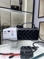 高仿香奈兒/Chanel Vanity Case系列 淺灰色方形菱格紋化妝包：圖片 3