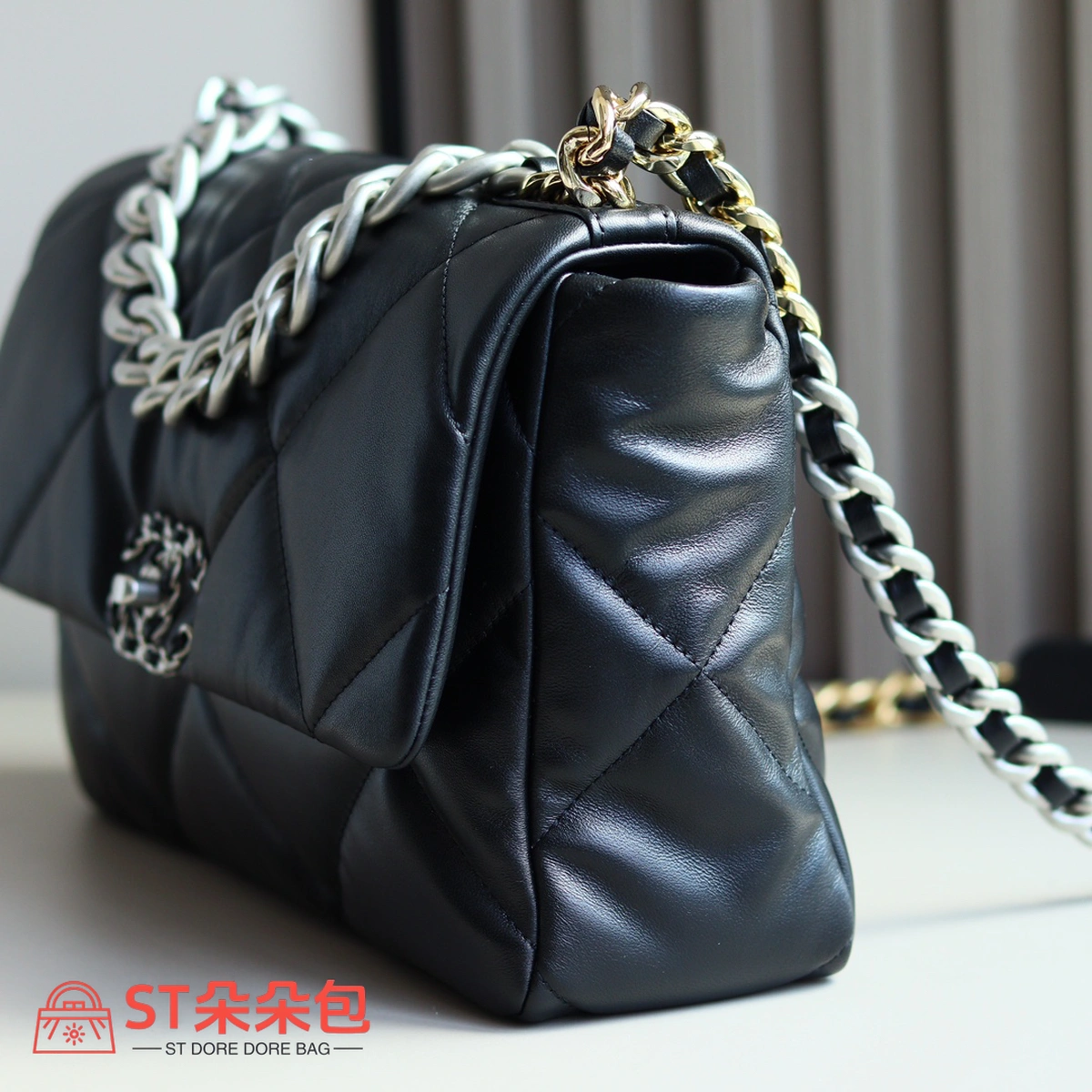 高仿香奈兒/Chanel 19 中號肩背包|黑色山羊皮 4 高仿香奈兒/Chanel 19 中號肩背包|黑色山羊皮