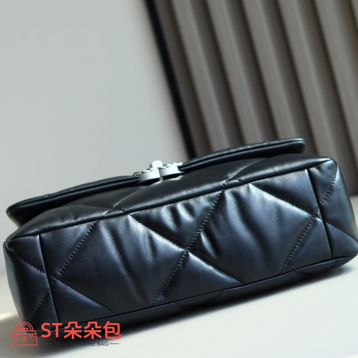 高仿香奈兒/Chanel 19 中號肩背包|黑色山羊皮 5 高仿香奈兒/Chanel 19 中號肩背包|黑色山羊皮