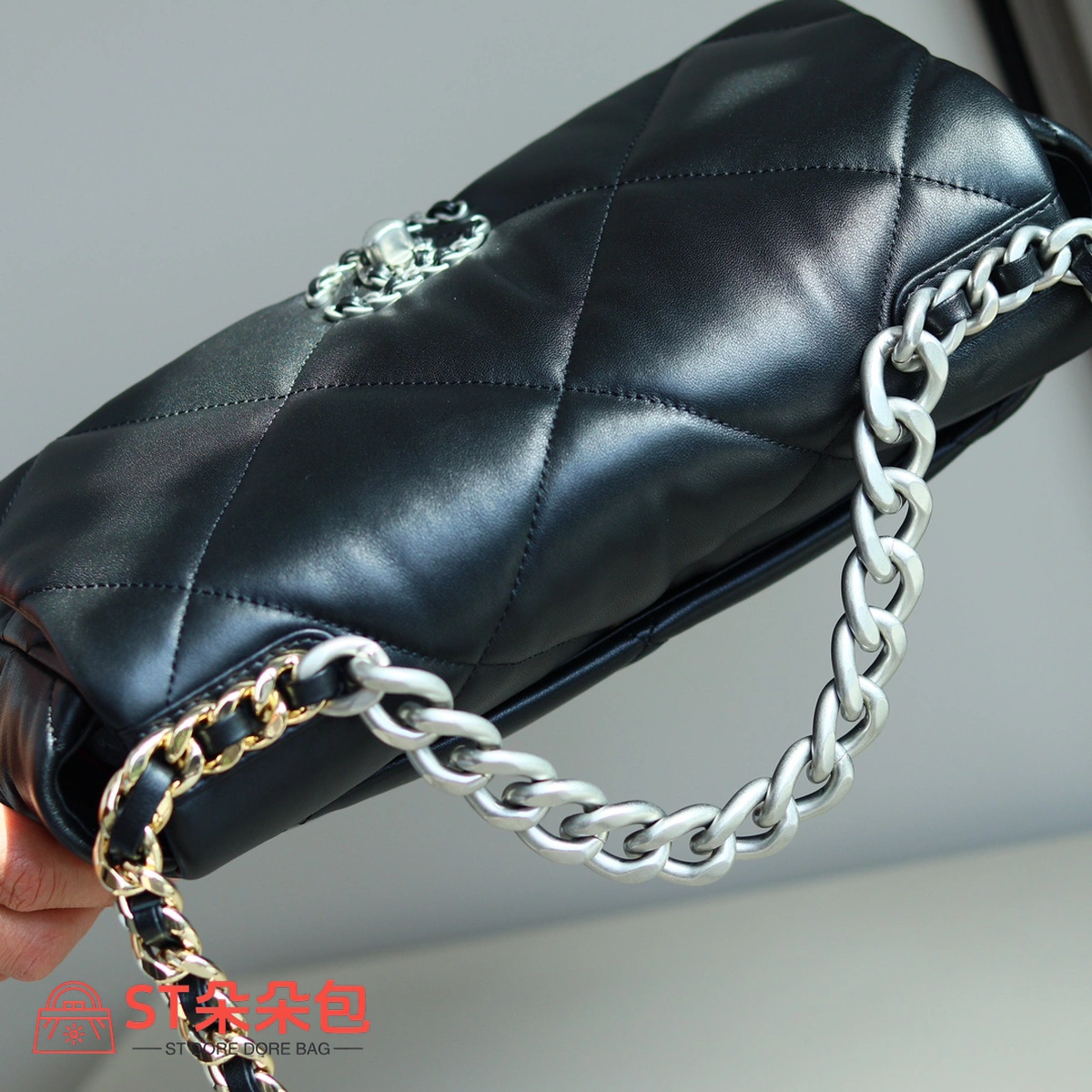 高仿香奈兒/Chanel 19 中號肩背包|黑色山羊皮 6 高仿香奈兒/Chanel 19 中號肩背包|黑色山羊皮