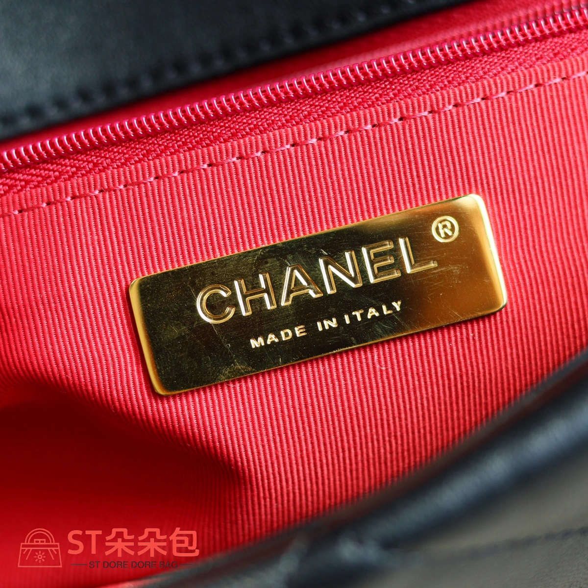 高仿香奈兒/Chanel 19 中號肩背包|黑色山羊皮 9 高仿香奈兒/Chanel 19 中號肩背包|黑色山羊皮