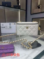 高仿香奈兒/Chanel Vanity Case 菱格紋白色手拿包/化妝包（帶肩帶）：圖片 2