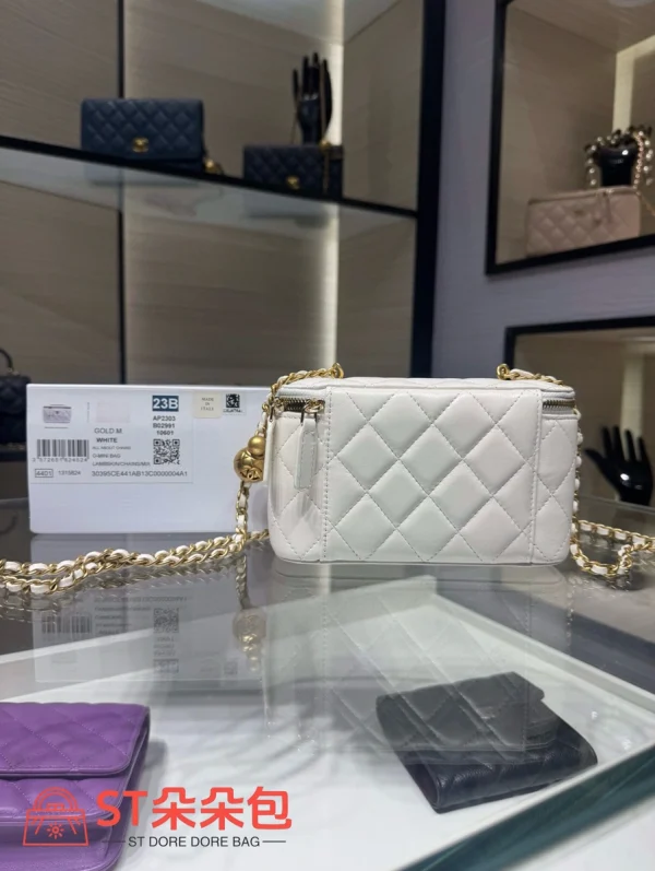 高仿香奈兒/Chanel Vanity Case 菱格紋白色手拿包/化妝包（帶肩帶）：圖片 3