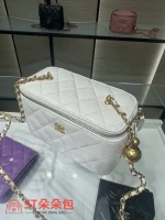 高仿香奈兒/Chanel Vanity Case 菱格紋白色手拿包/化妝包（帶肩帶）：圖片 5