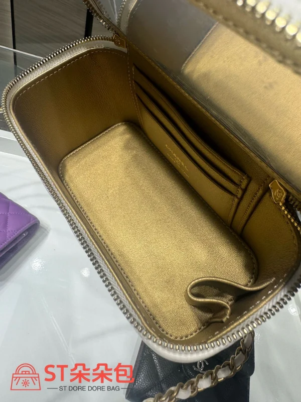 高仿香奈兒/Chanel Vanity Case 菱格紋白色手拿包/化妝包（帶肩帶）：圖片 8