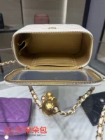 高仿香奈兒/Chanel Vanity Case 菱格紋白色手拿包/化妝包（帶肩帶）：圖片 9
