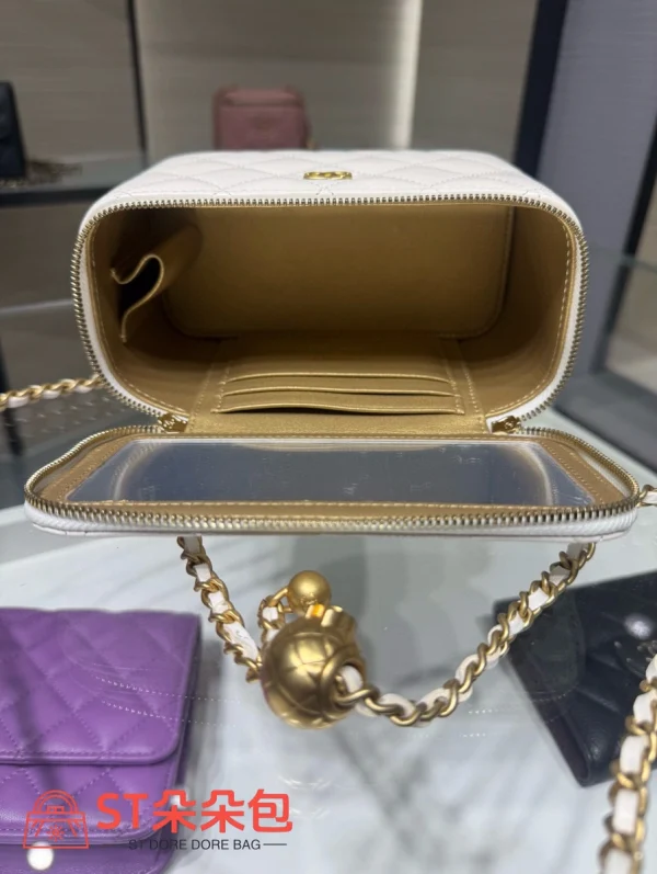 高仿香奈兒/Chanel Vanity Case 菱格紋白色手拿包/化妝包（帶肩帶）：圖片 9