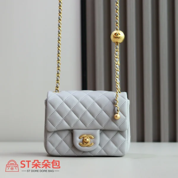 高仿香奈兒/Chanel Classic Flap 淺灰色金球迷你Flap Bag：圖片 2