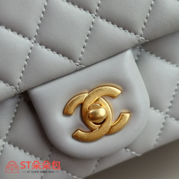 高仿香奈兒/Chanel Classic Flap 淺灰色金球迷你Flap Bag：圖片 3