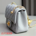 高仿香奈兒/Chanel Classic Flap 淺灰色金球迷你Flap Bag：圖片 4